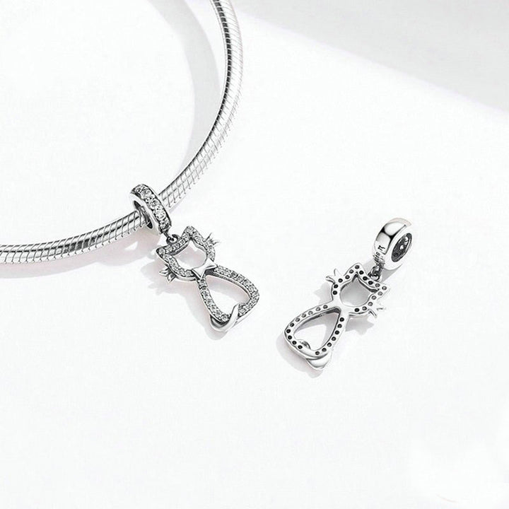 Collar de plata con gato