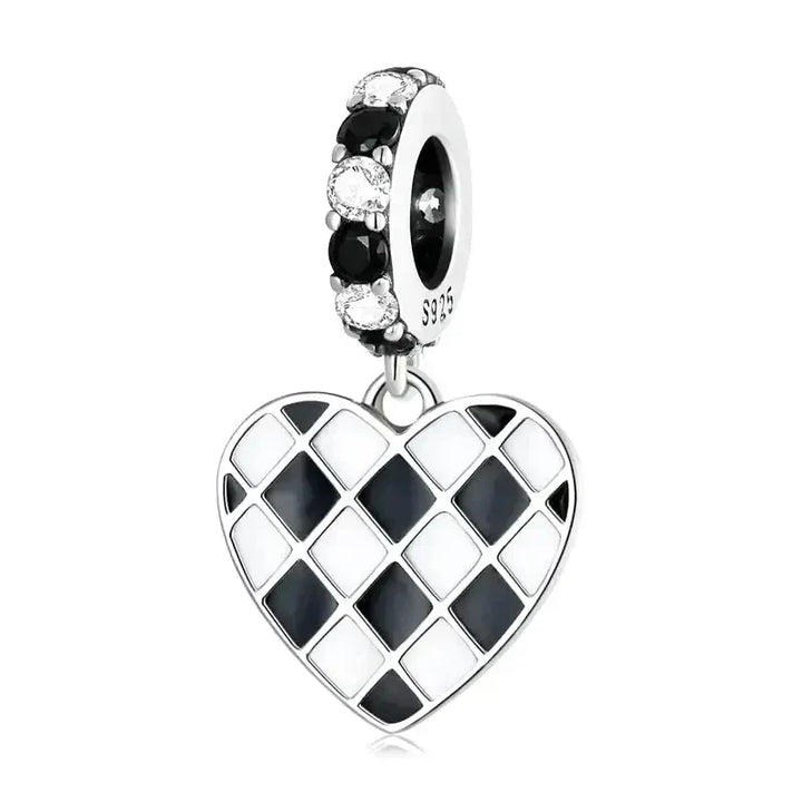 Collar con corazón de tablero de ajedrez