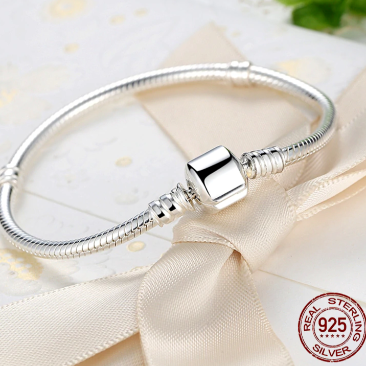 Pulsera de plata simple con charms