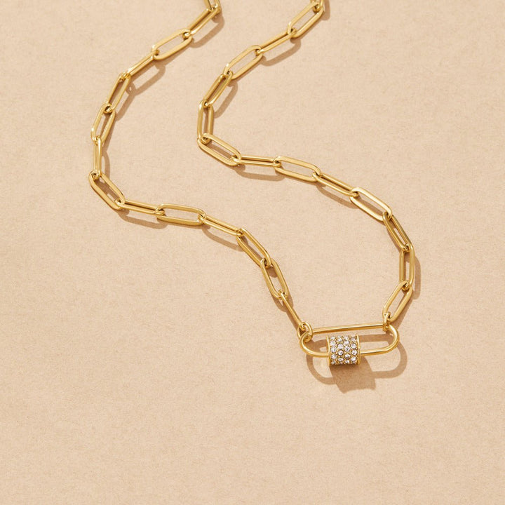 Collar con colgante en forma de clip