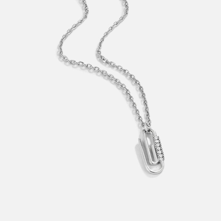 Collar plateado con cierre de cristal