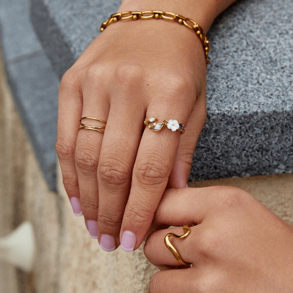 Anillo cristal blanco floral oro