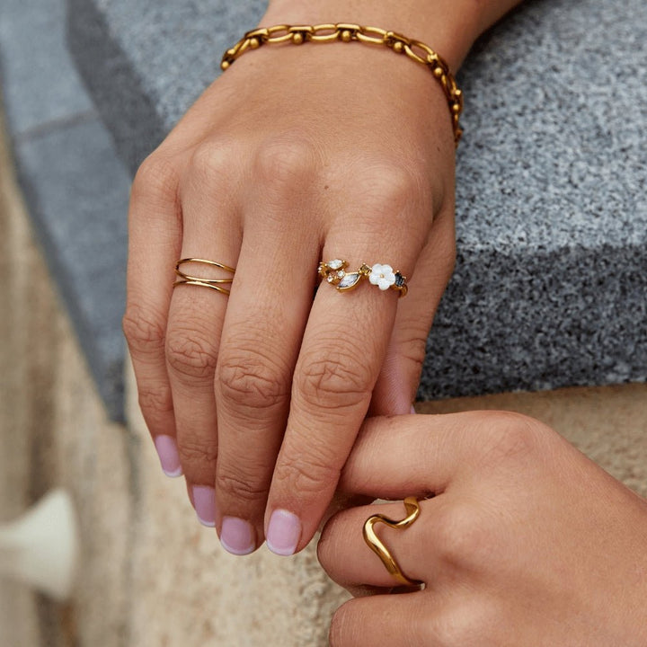 Anillo cristal blanco floral oro