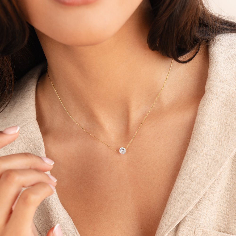 Collar fino con cristal redondo