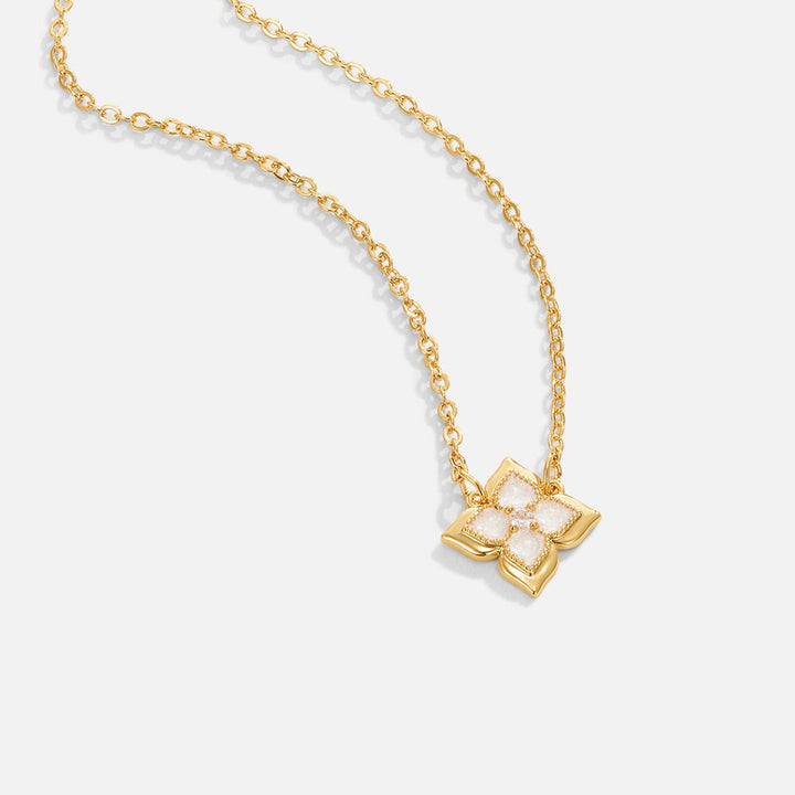 Collar Dalia con iris blanco y trébol de cuatro hojas