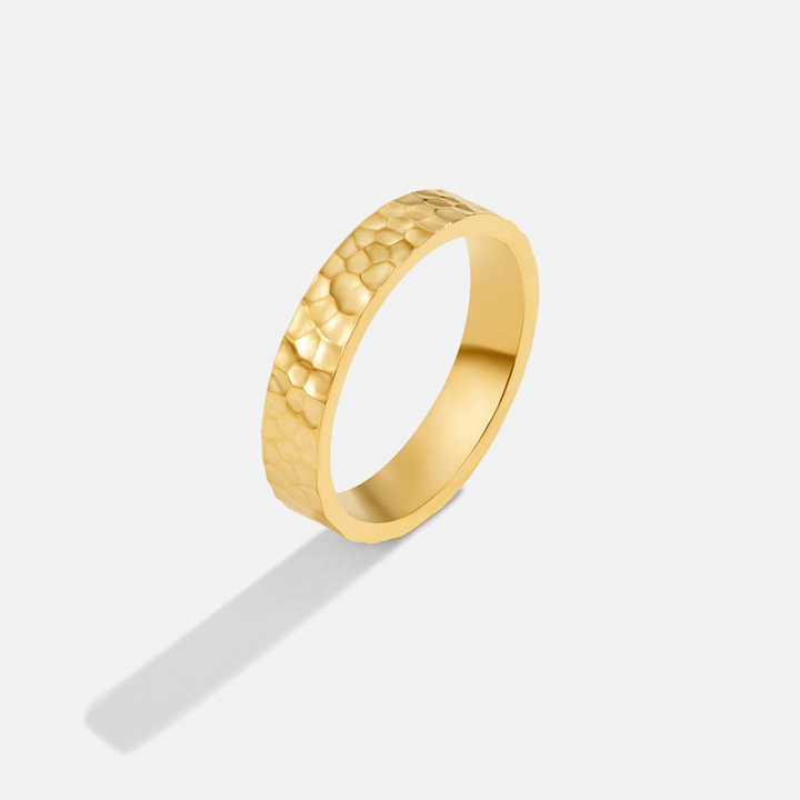Anillo Dorcas dorado martillado