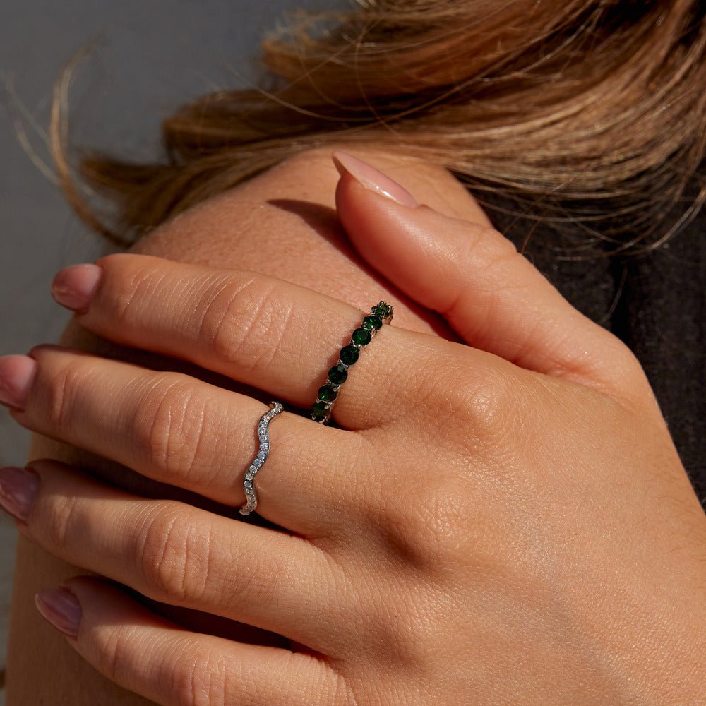 Anillo brillante verde cristal