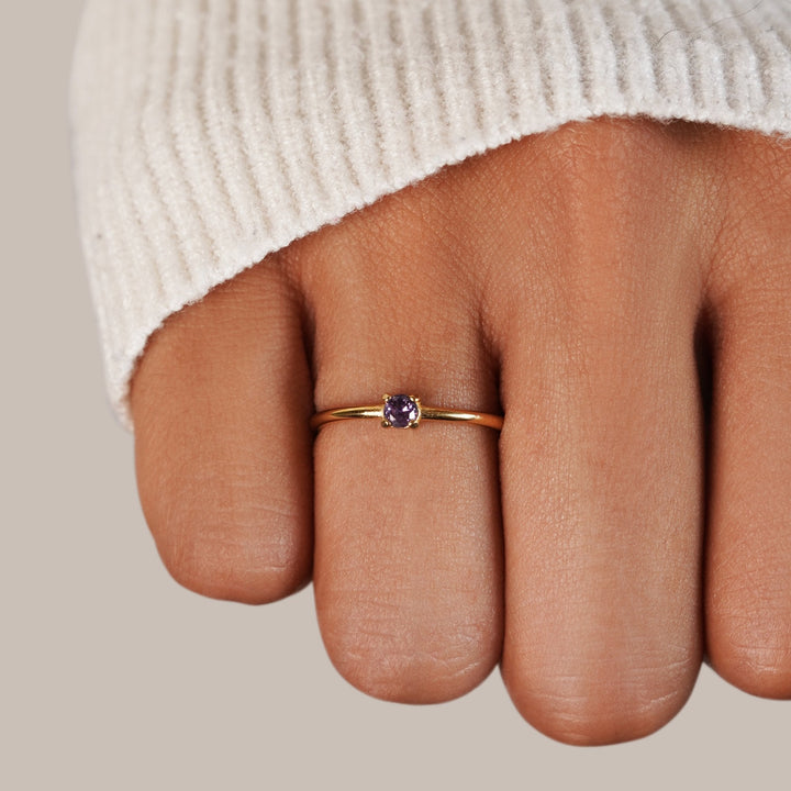 Anillo febrero piedra de nacimiento 18K dorado