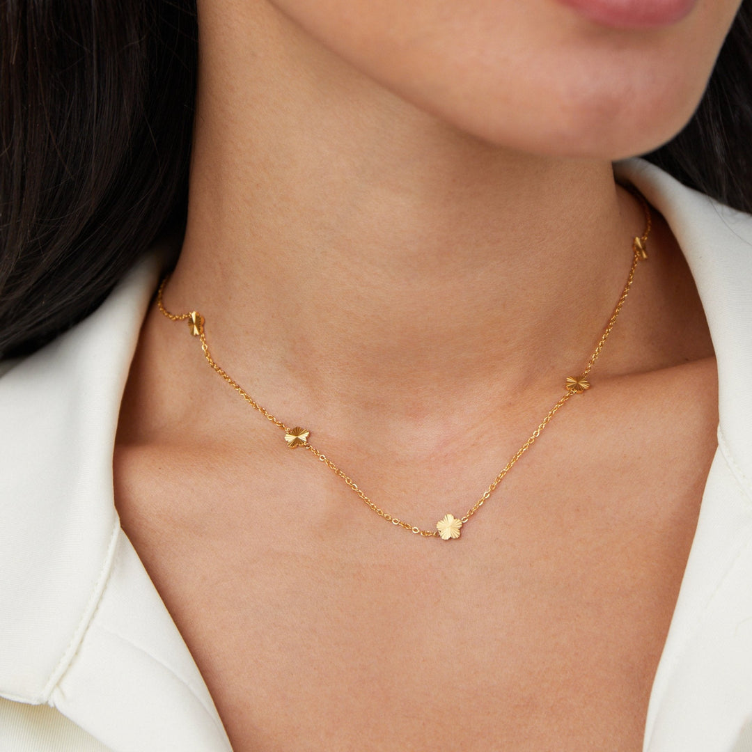 Collar Flower Power con cadena chapada en oro de 18K