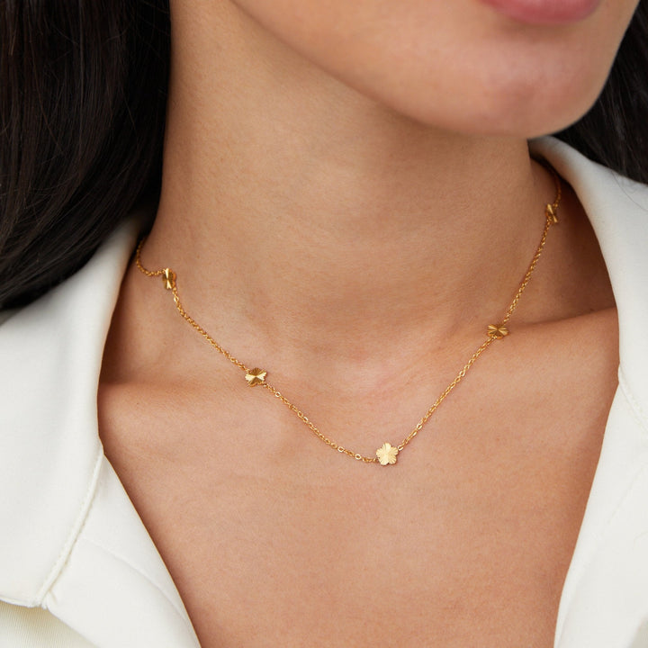 Collar Flower Power con cadena chapada en oro de 18K