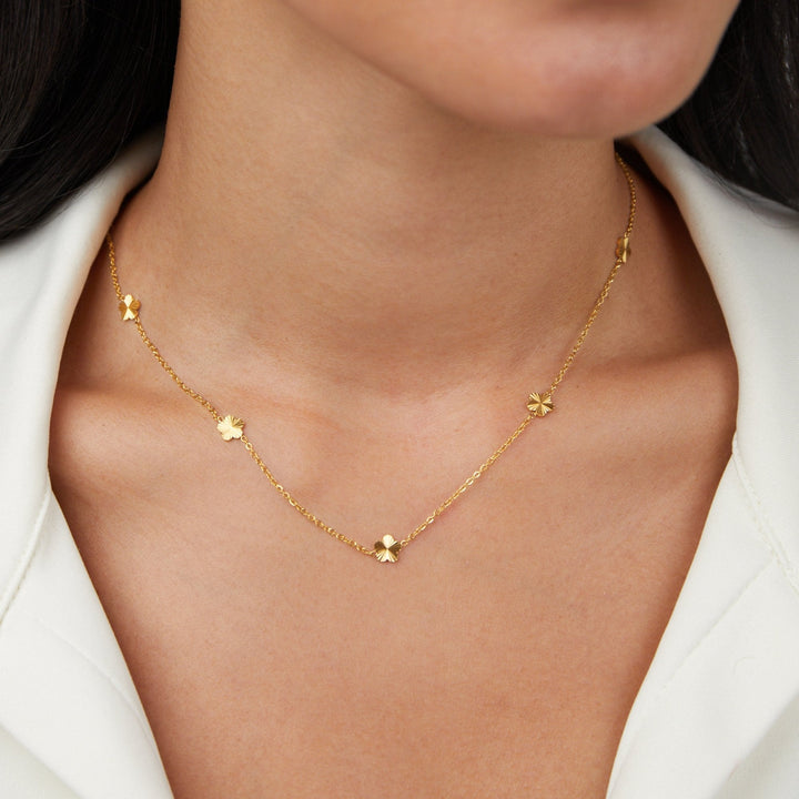 Collar Flower Power con cadena chapada en oro de 18K