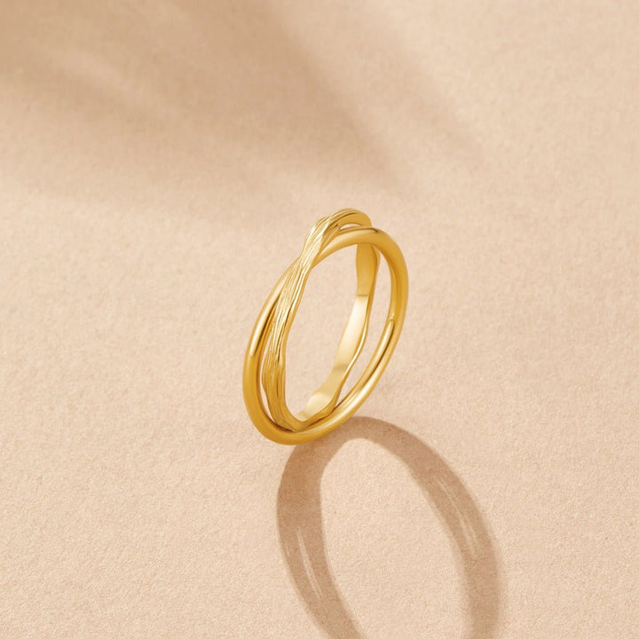 Anillo dorado eternidad entrelazado