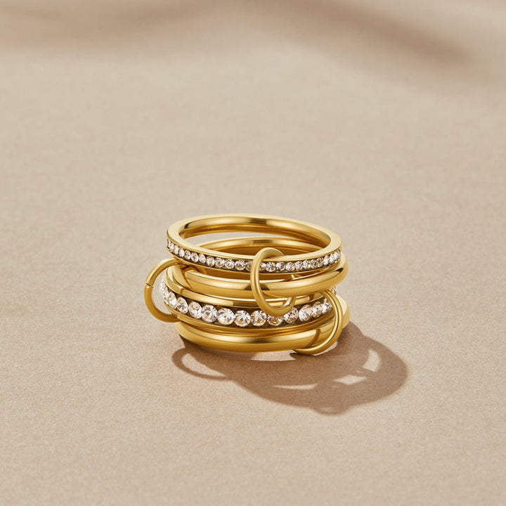 Anillo eternidad entrelazado cristal y dorado