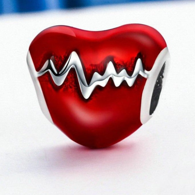 Pequeño colgante en forma de corazón rojo
