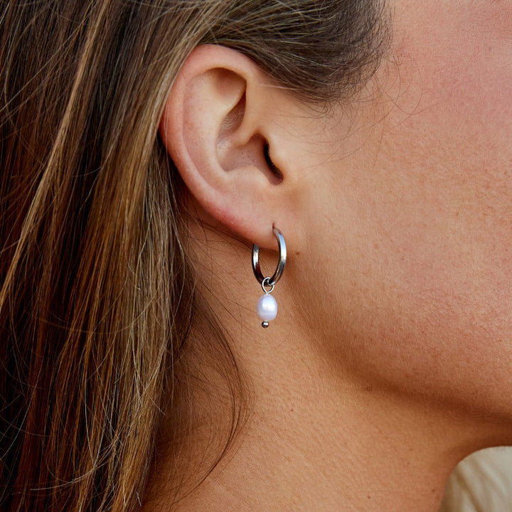 Pendientes de aro plateados Bella de perlas de agua dulce