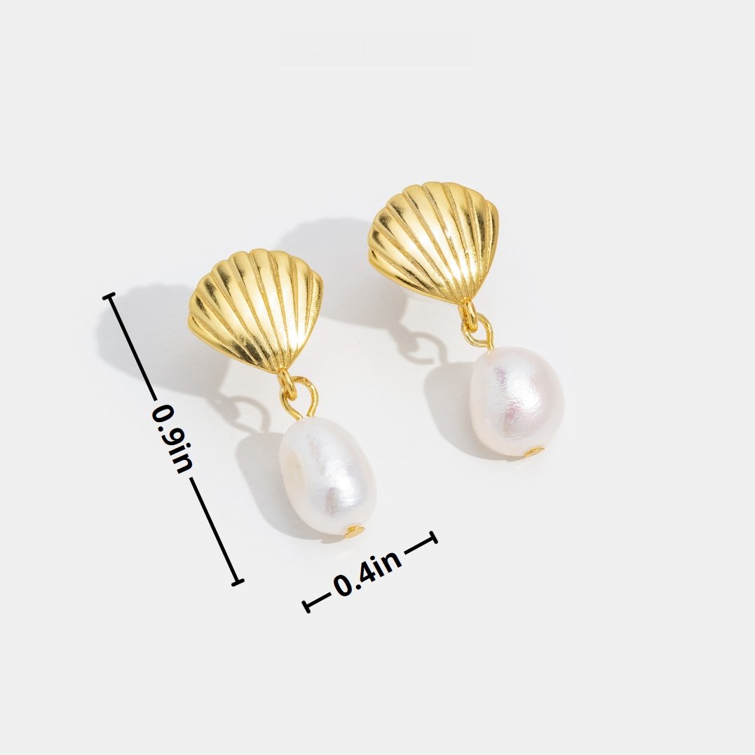 Pendientes de perlas de agua dulce y conchas dorados