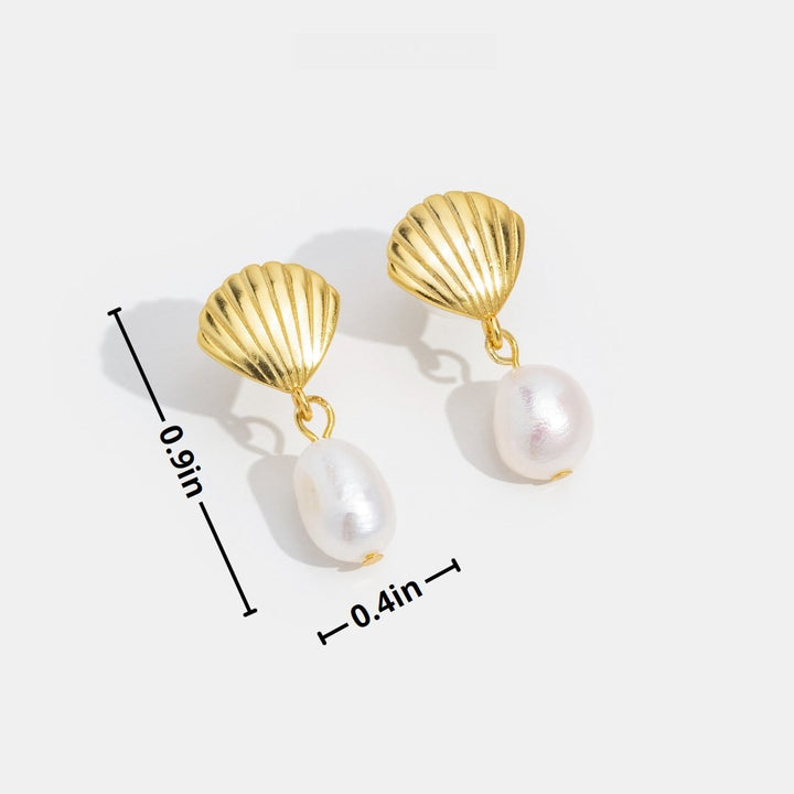 Pendientes de perlas de agua dulce y conchas dorados