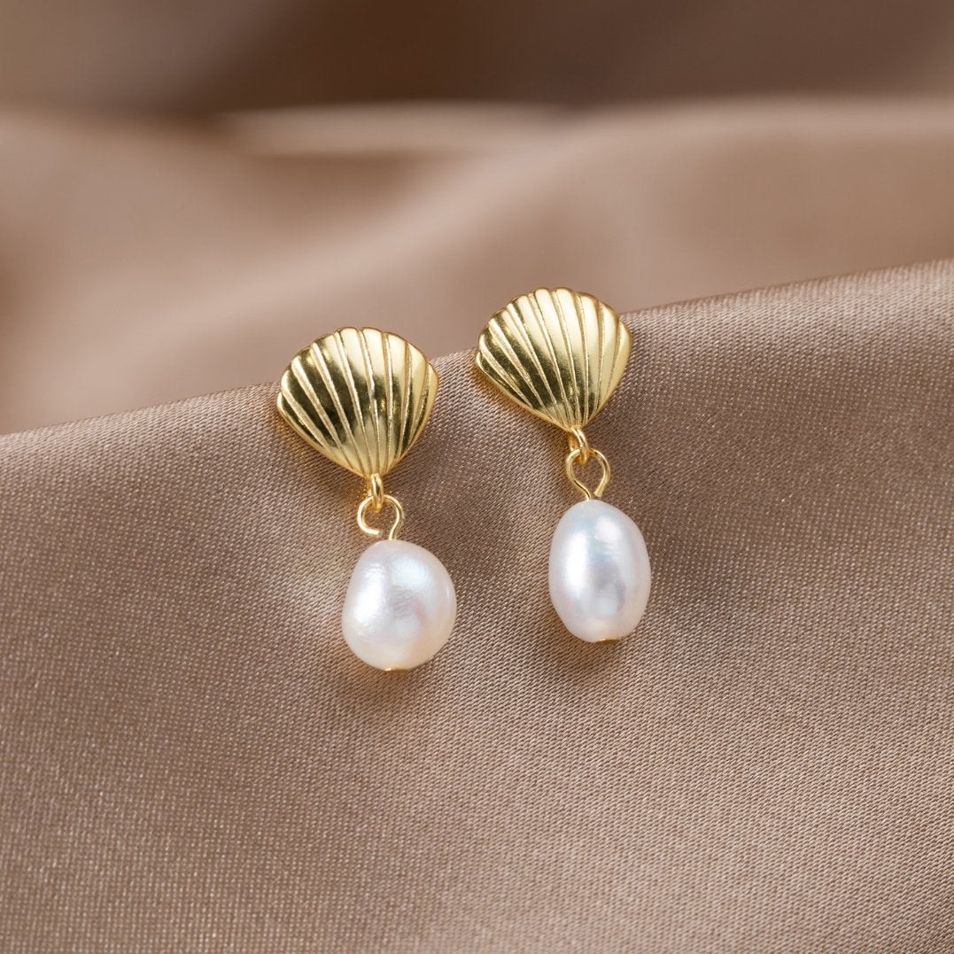 Pendientes de perlas de agua dulce y conchas dorados