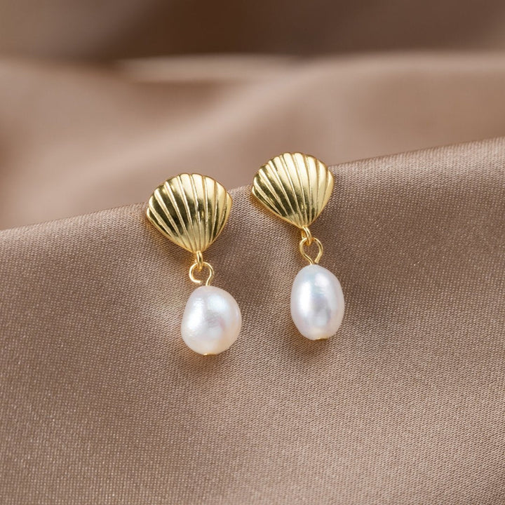 Pendientes de perlas de agua dulce y conchas dorados