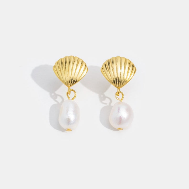 Pendientes de perlas de agua dulce y conchas dorados