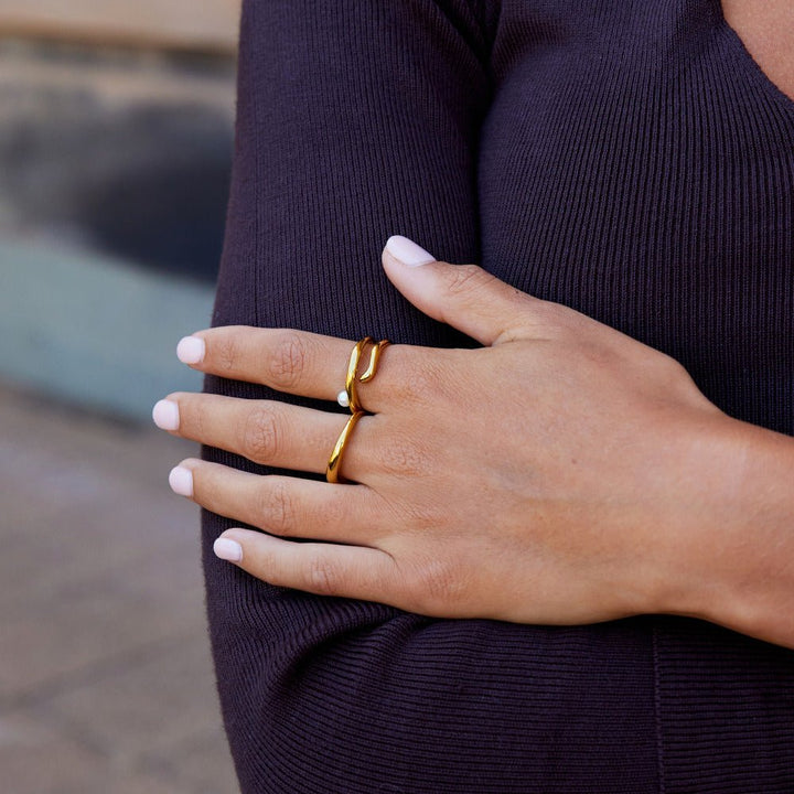Anillo geométrico dorado y perlas