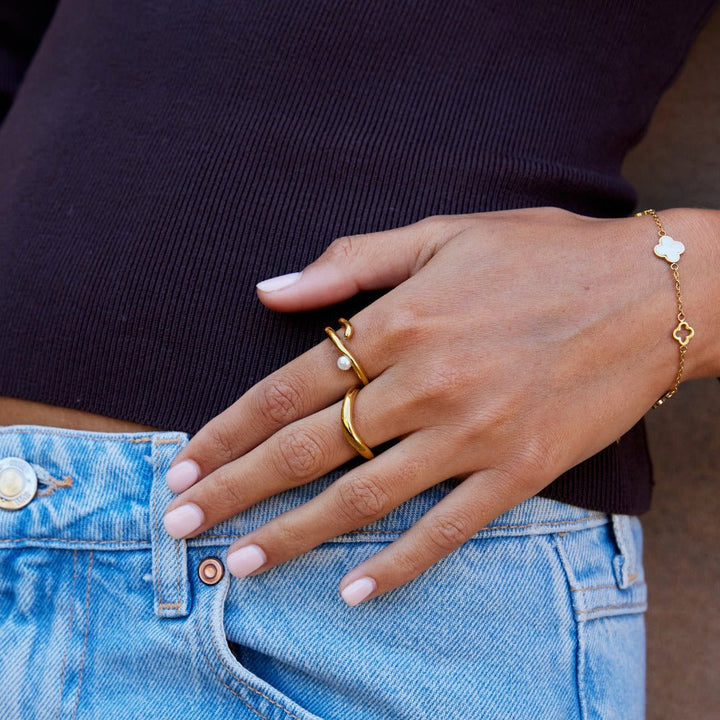 Anillo geométrico dorado y perlas
