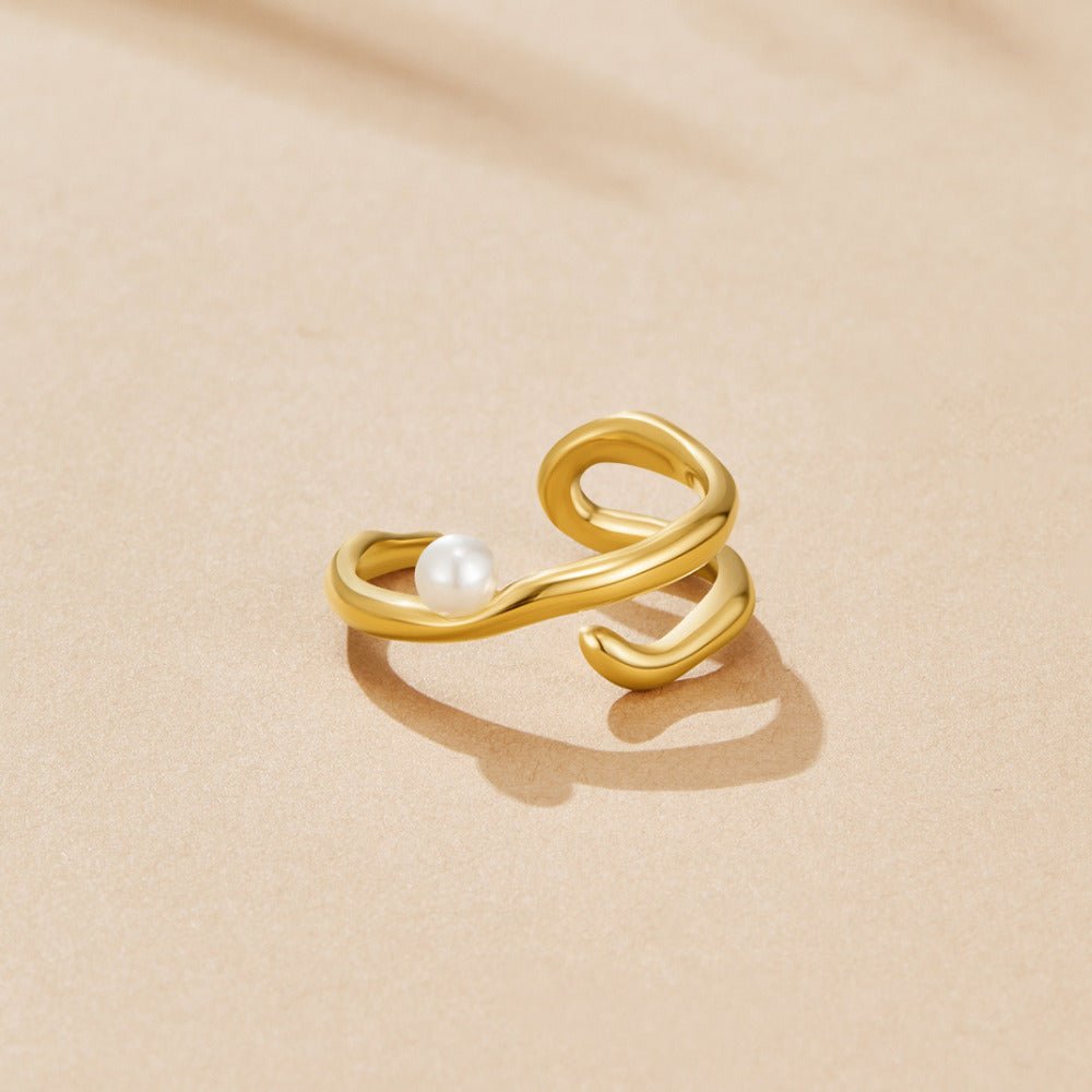 Anillo geométrico dorado y perlas