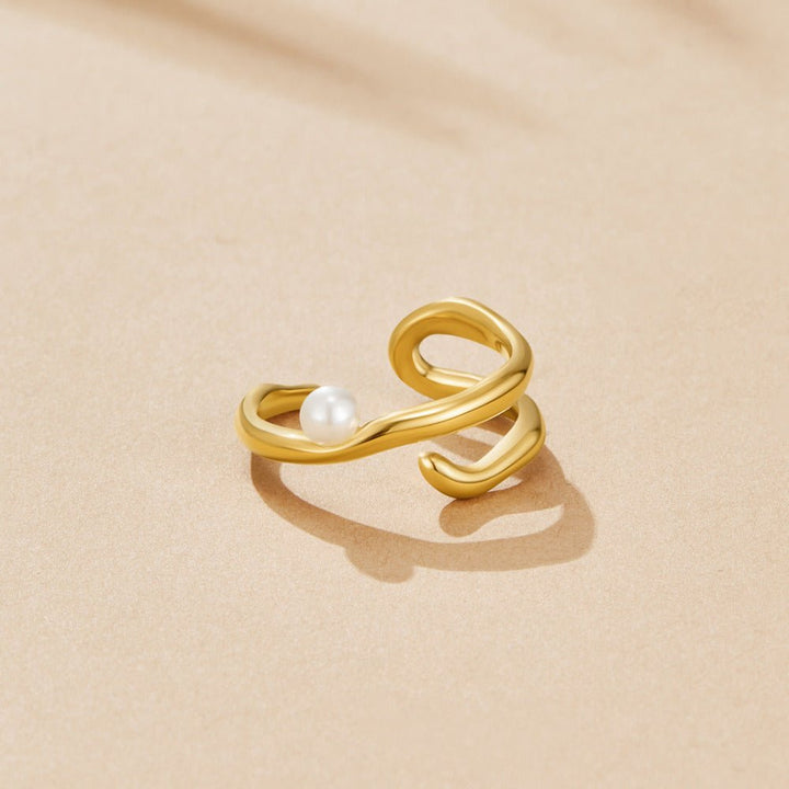 Anillo geométrico dorado y perlas