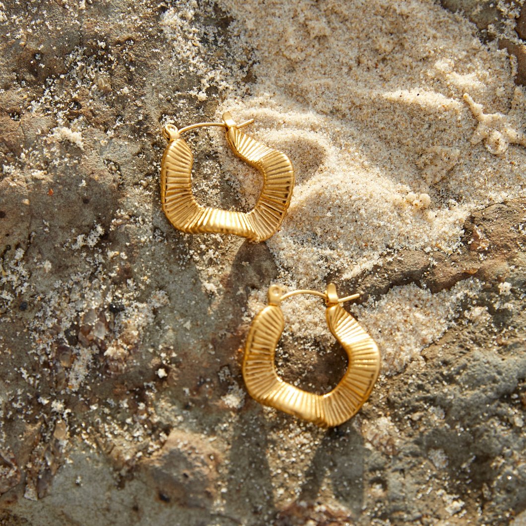 Pendientes de aro geométricos dorados