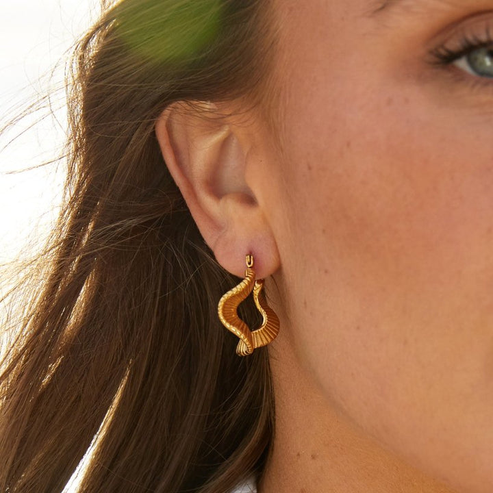 Pendientes de aro geométricos dorados