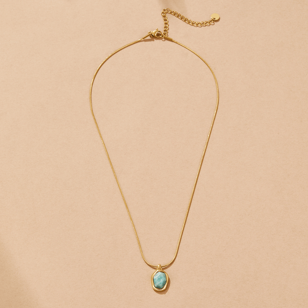 Collar dorado con colgante aguamarina