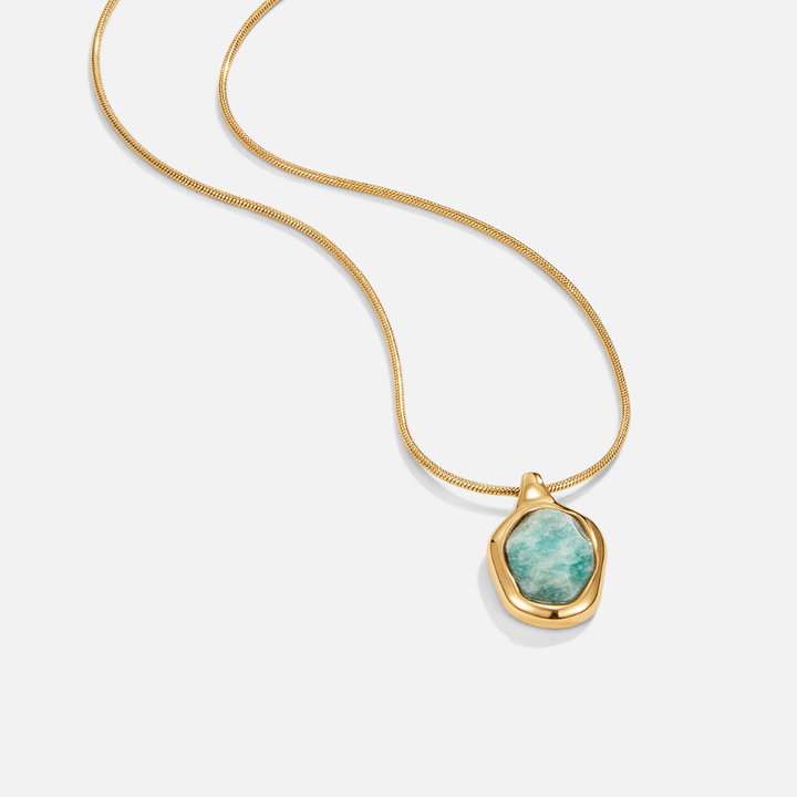 Collar dorado con colgante aguamarina