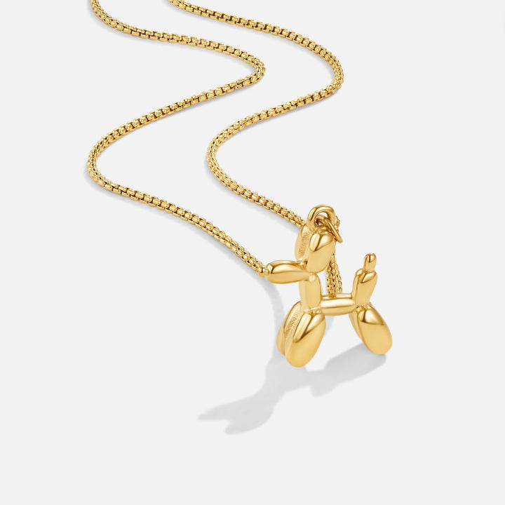 Collar dorado con colgante de animal globo