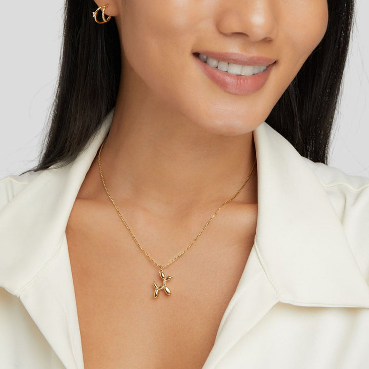 Collar dorado con colgante de animal globo