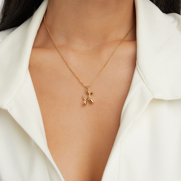 Collar dorado con colgante de animal globo