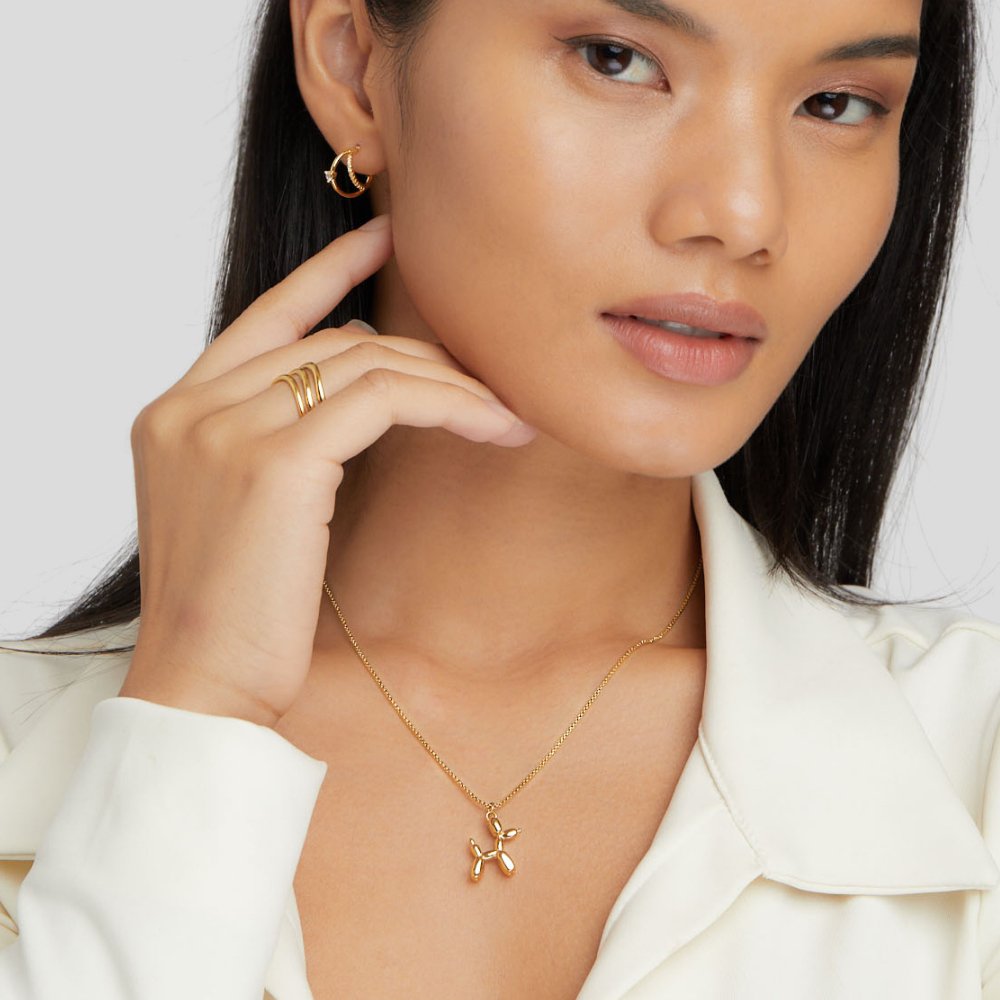 Collar dorado con colgante de animal globo