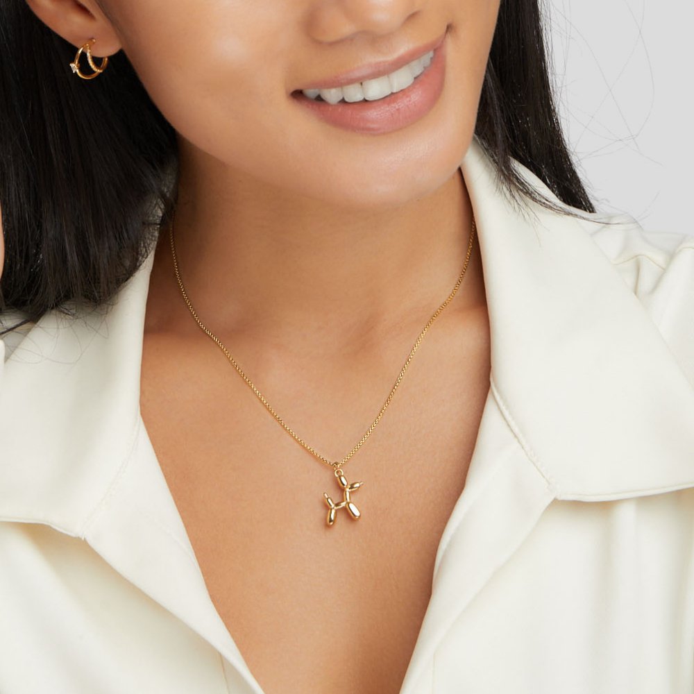 Collar dorado con colgante de animal globo