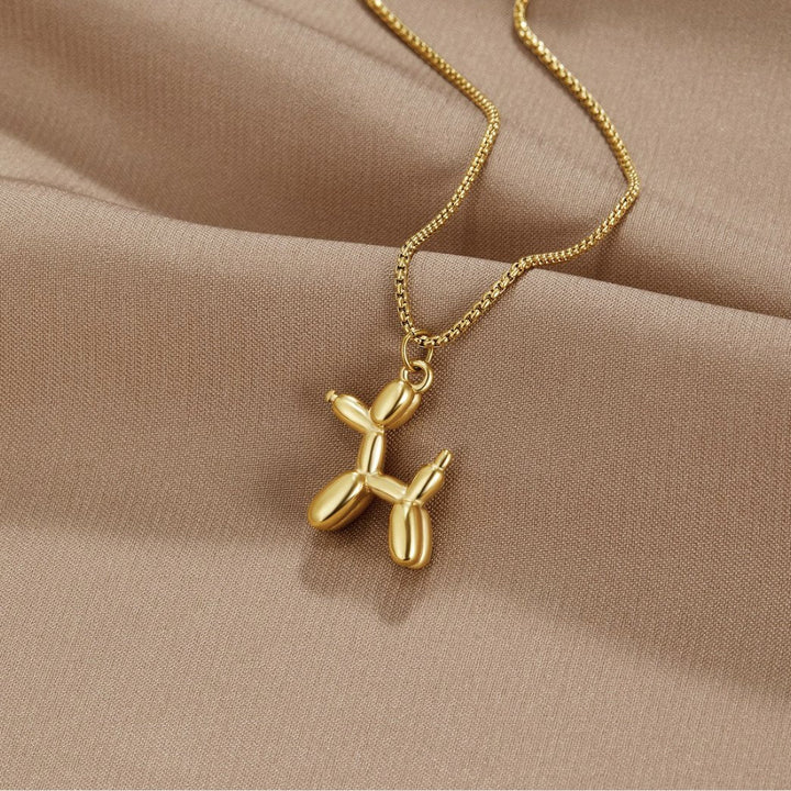 Collar dorado con colgante de animal globo