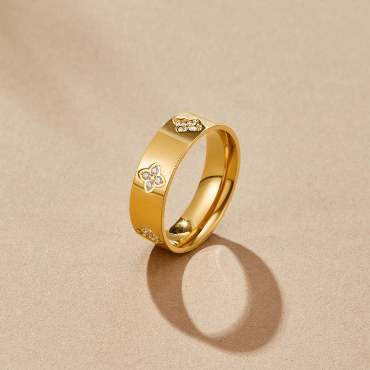 Anillo dorado cristal ajourée