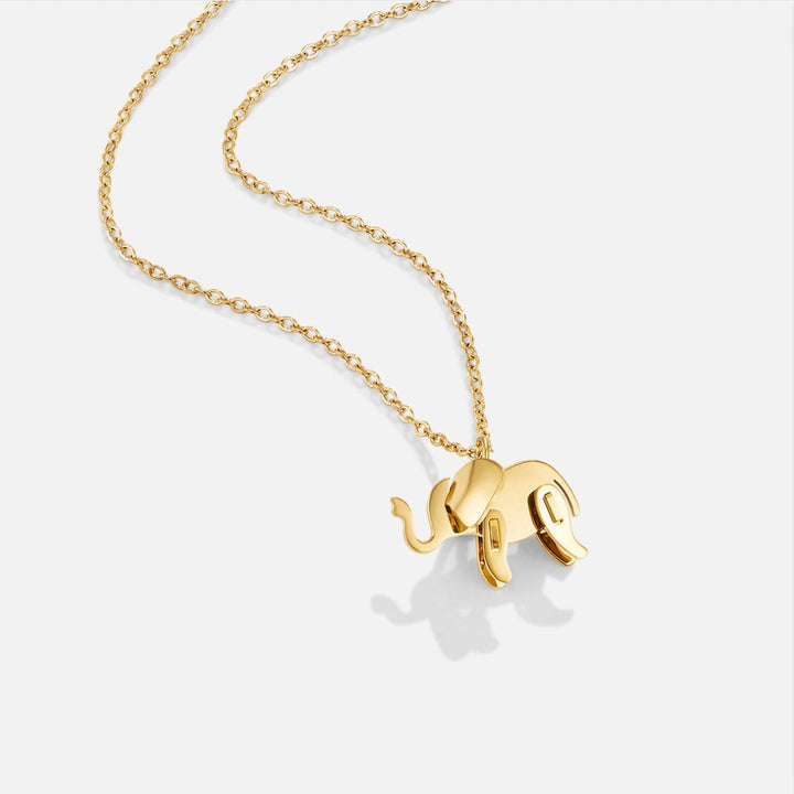Collar dorado con colgante de elefante