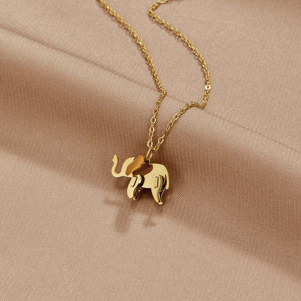 Collar dorado con colgante de elefante