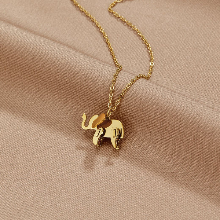 Collar dorado con colgante de elefante