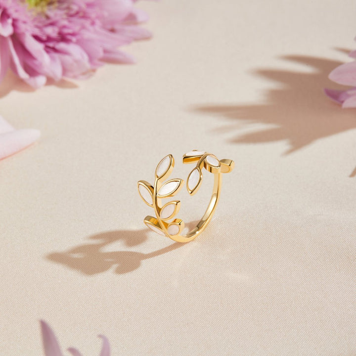Anillo dorado hoja