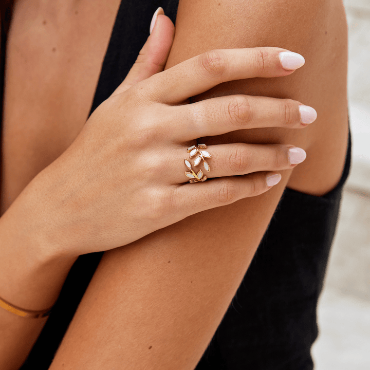 Anillo dorado hoja