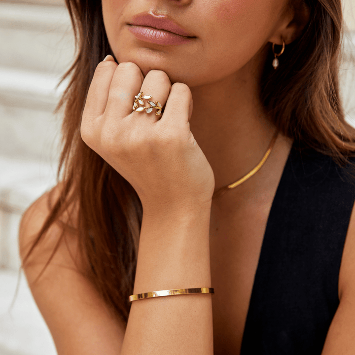 Anillo dorado hoja
