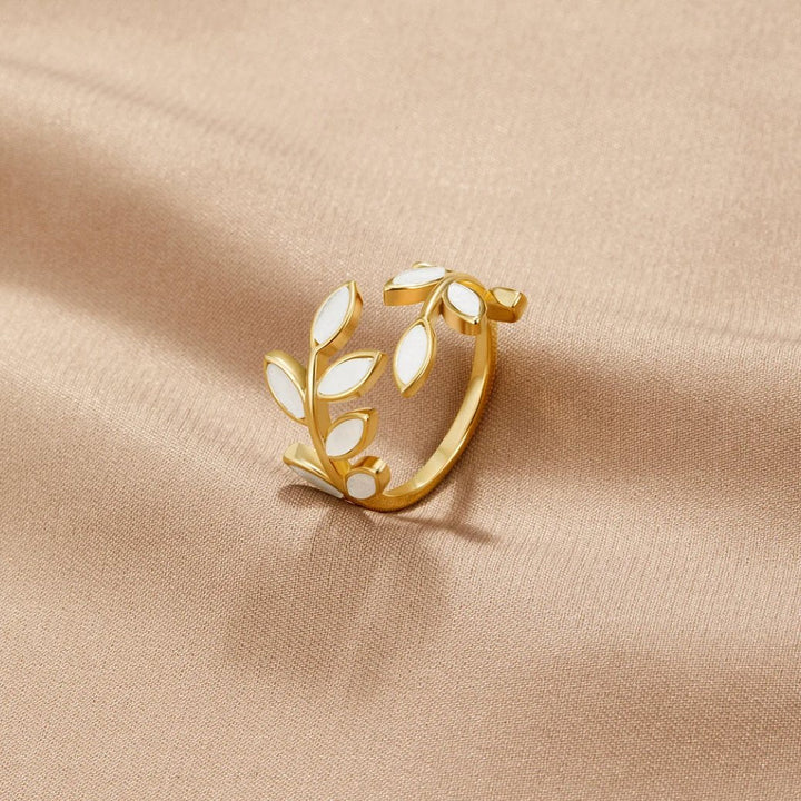 Anillo dorado hoja