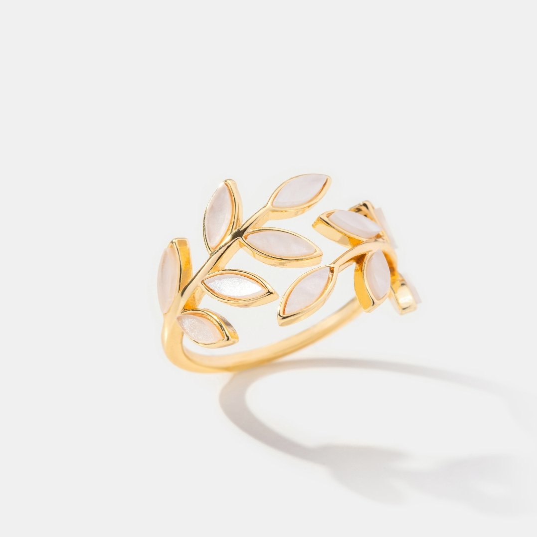 Anillo dorado hoja