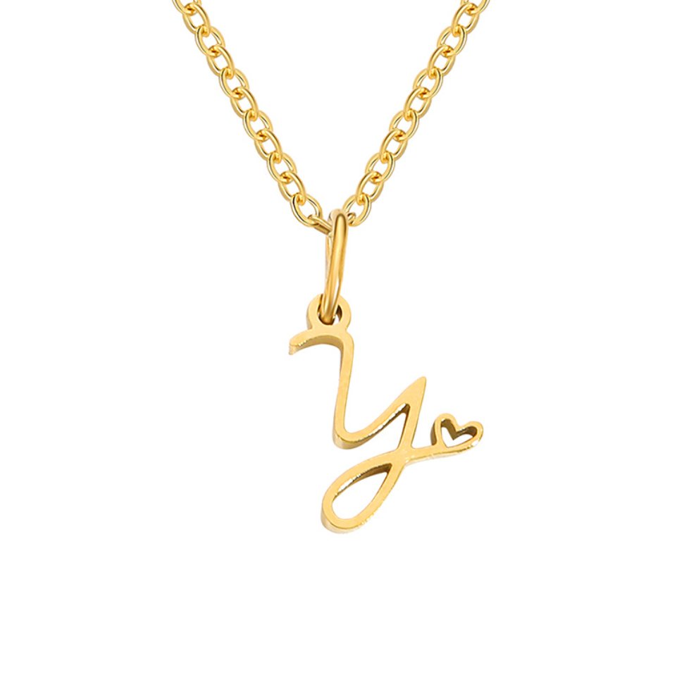 Collar dorado de corazón con inicial