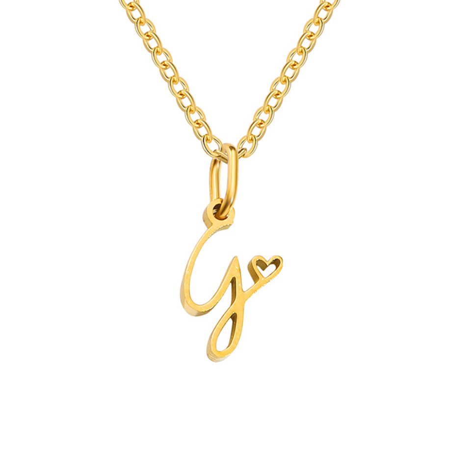 Collar dorado de corazón con inicial