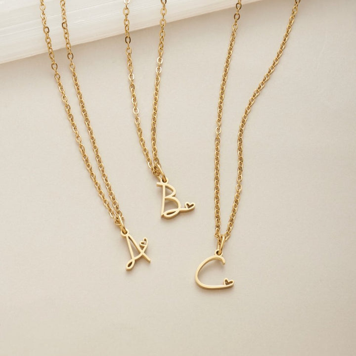 Collar dorado de corazón con inicial